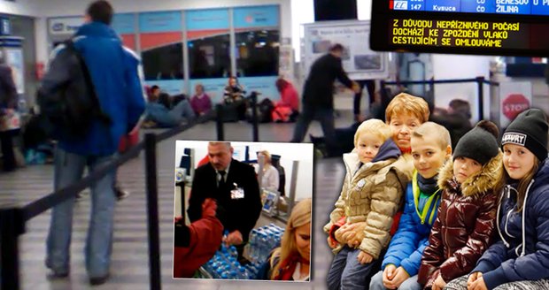 Noc na hlavním nádraží v Praze: Stovky lidí nocovaly na zemi, včetně dětí