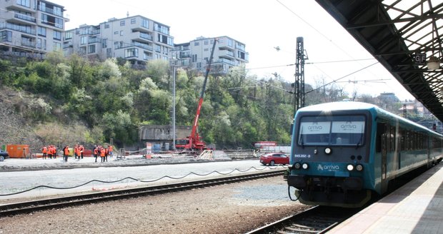 Monstrózní zastavěné zastřešení vlakových kolejí u Hlaváku? Ve hře je i nová Národní knihovna