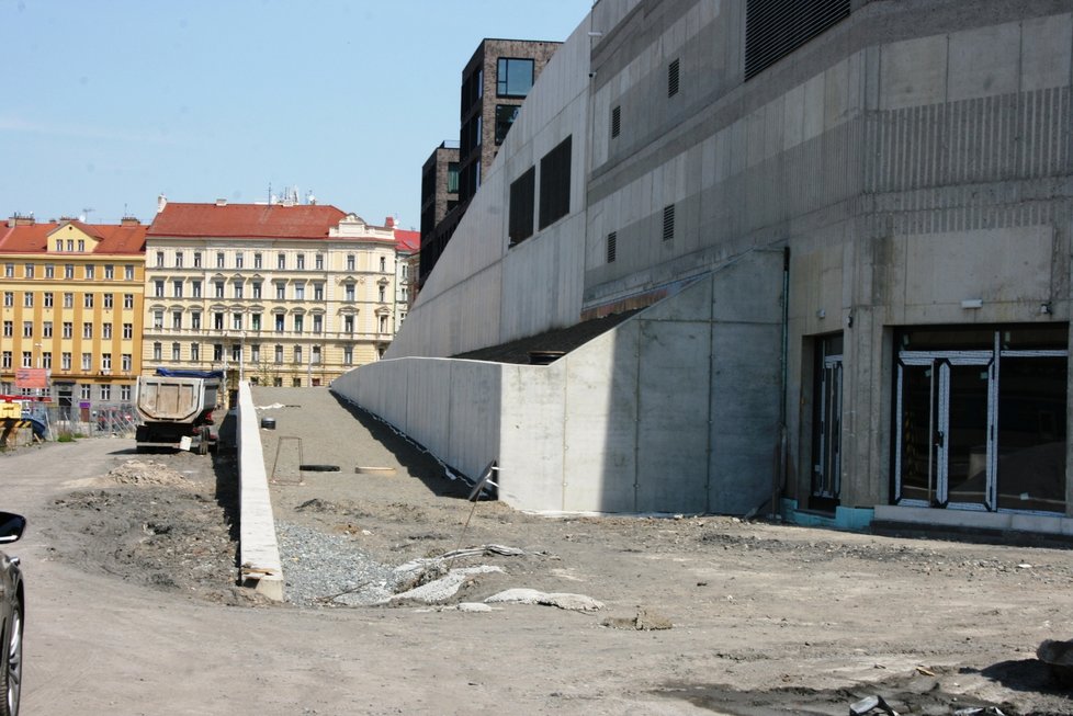 Stavba podchodu z hlavního nádraží do ulice Seifertova, který ho má propojit s Žižkovem.