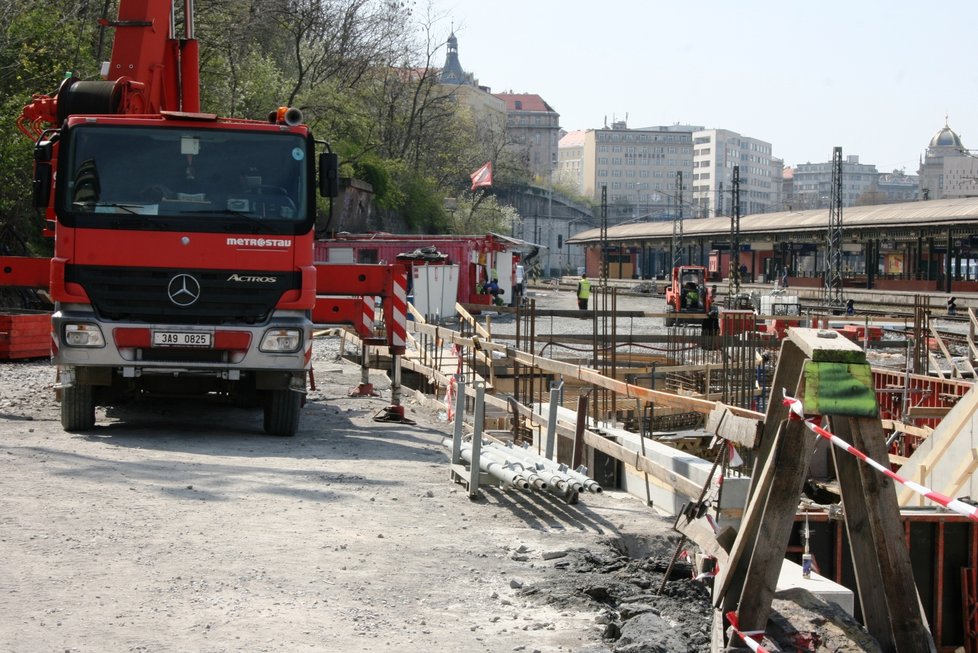 Stavba podchodu z hlavního nádraží do ulice Seifertova, který ho má propojit s Žižkovem.