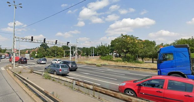 Křižovatka Průmyslové, Kbelské a Poděbradské. Křižovatka Průmyslové, Kbelské a Poděbradské.