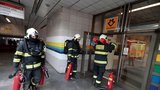 Kouř ve stanici metra! Do Hloubětína vyjeli hasiči, provoz byl dočasně zastavený