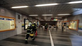 Zásah pražských hasičů v metru. (ilustrační foto)