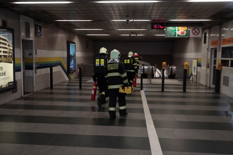 Pražští hasiči vyjížděli do zastávky metra Hloubětín, kde došlo k technické závadě vozu metra.