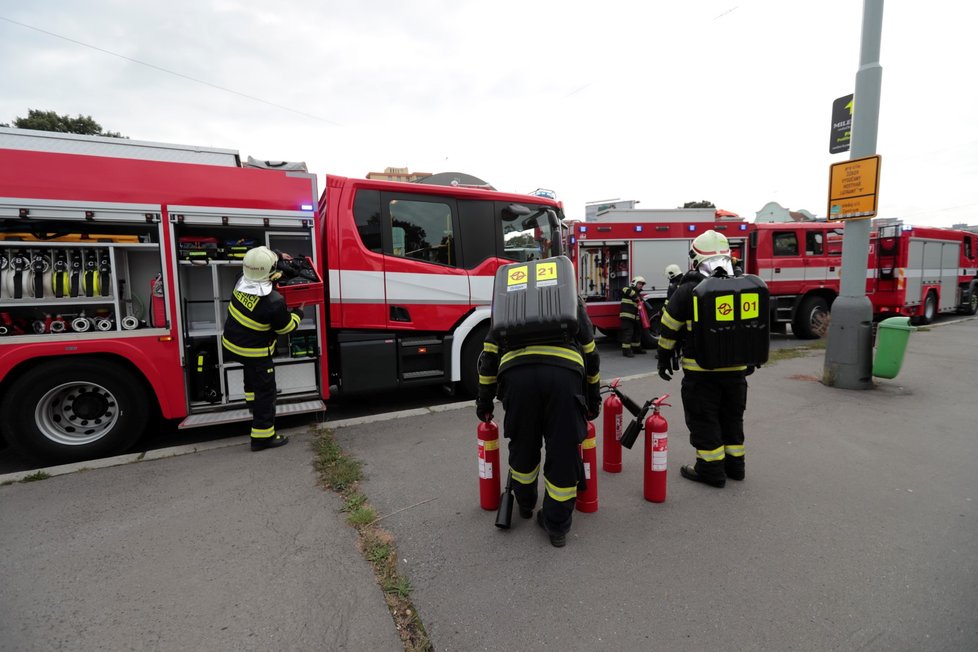 Pražští hasiči vyjížděli do zastávky metra Hloubětín, kde došlo k technické závadě vozu metra.