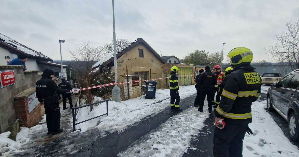 Poplach v pražském Hloubětíně: Zřítila se část neobývaného rodinného domu