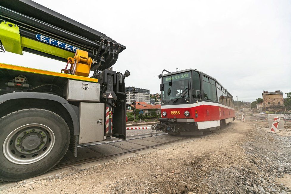 Tahací jeřáby převezly do Hlubočep 18 tramvají, 31. května 2020.