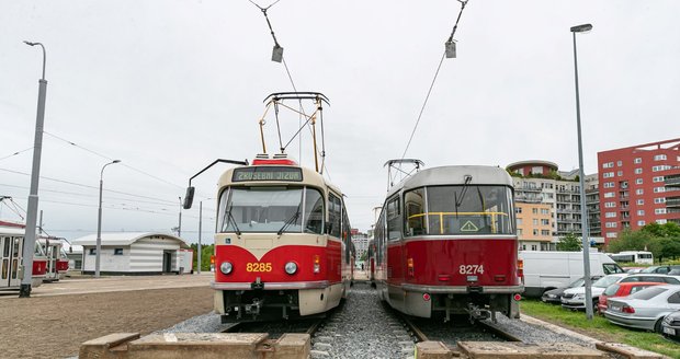 Tahací jeřáby převezly do Hlubočep 18 tramvají, 31. května 2020.