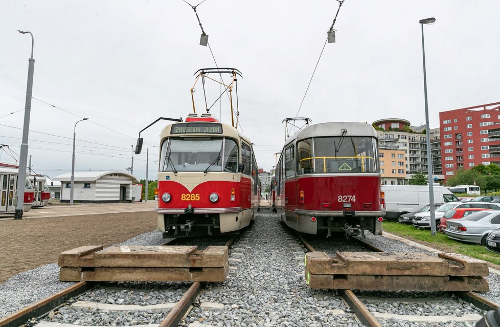 Tahací jeřáby převezly do Hlubočep 18 tramvají, 31. května 2020.