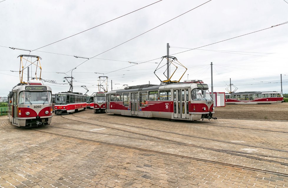 Tahací jeřáby převezly do Hlubočep 18 tramvají, 31. května 2020.