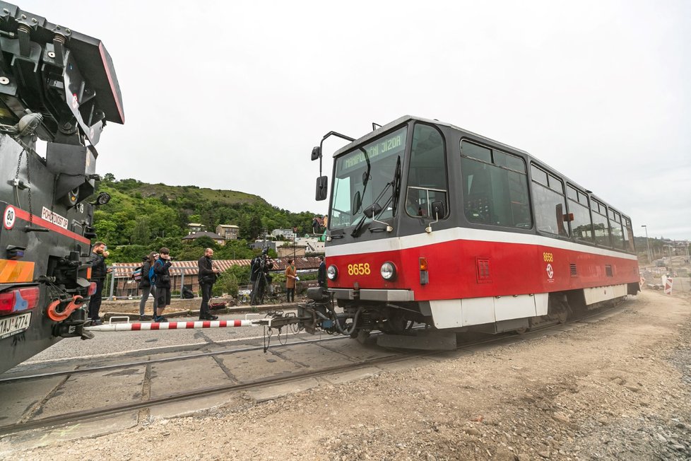 Tahací jeřáby převezly do Hlubočep 18 tramvají, 31. května 2020.