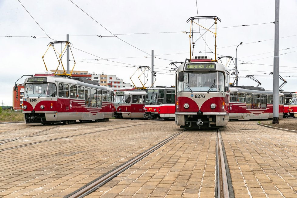 Tahací jeřáby převezly do Hlubočep 18 tramvají, 31. května 2020.