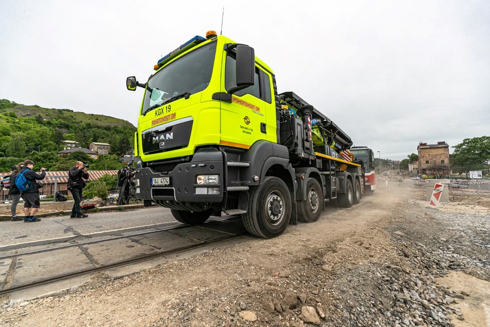 Tahací jeřáby převezly do Hlubočep 18 tramvají, 31. května 2020.