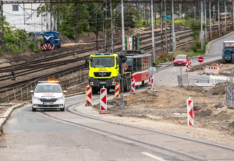 Tahací jeřáby převezly do Hlubočep 18 tramvají, 31. května 2020.