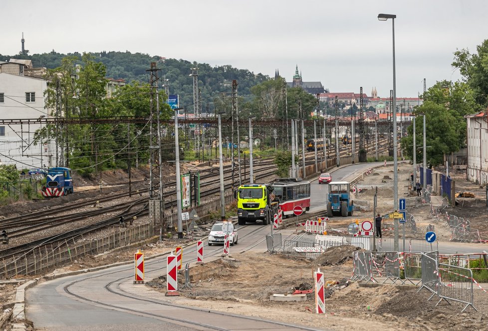 Tahací jeřáby převezly do Hlubočep 18 tramvají, 31. května 2020.