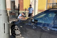 Drama v Holešovicích: Zfetovaný muž demoloval auto kameny, pak napadl řidiče