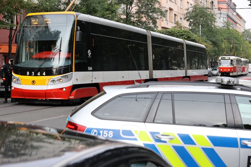 Do ulice Komunardů vyjížděli policisté i záchranáři ke zraněné ženě, 21. září 2020.