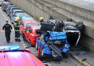 Auto v Holešovicích skončilo po nehodě na střeše jiného auta.