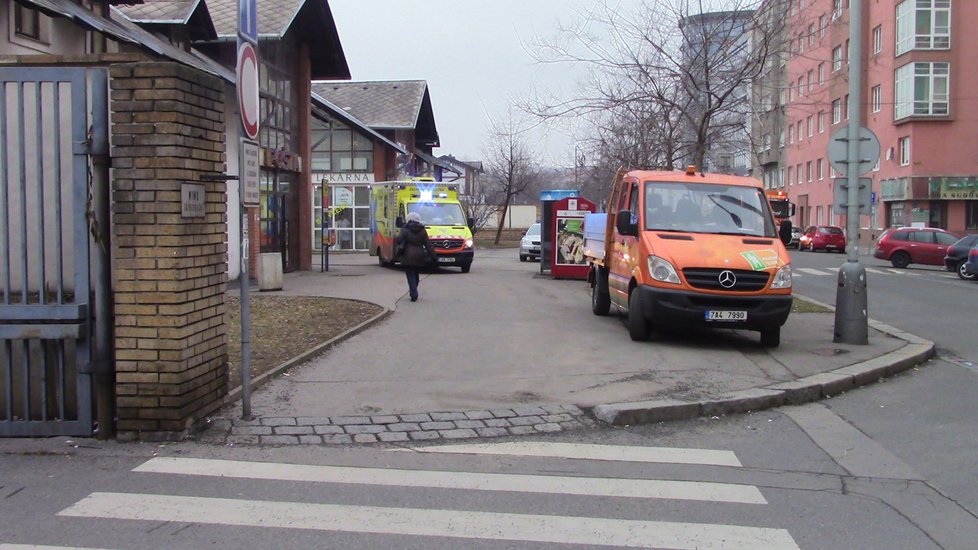 V Holešovicích zasahovala záchranka po výbuchu lahve u jedné ženy.