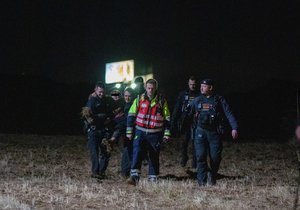 Žena z Holyně se ztratila, policisté ji vynesli z bahnitého pole. (16. prosince 2021)
