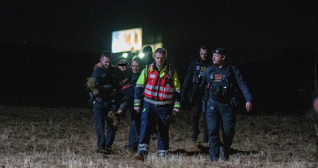 Žena z Holyně se ztratila, policisté ji vynesli z bahnitého pole. (16. prosince 2021)