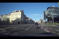 Divoká honička ulicemi Prahy: Opilý a sjetý motorkář ujížděl policii, pak odhodil motorku a schoval se za auto