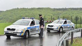 Policie oblast, kde řidič utekl do lesa, uzavřela páskami.