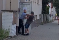 Drsný zákrok v Horních Počernicích: Muž zvonil na služebnu, policista ho srazil k zemi