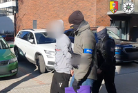 „Dej mi peníze, nebo tě bodnu!“ hrozil muž prodavačce v Praze. Policisté ho dopadli, loupil i jinde v Evropě