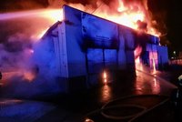 Autoservis v Horních Měcholupech shořel na prach: Střecha se zřítila, škoda 6 milionů