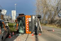 Kuriózní nehoda v Horoměřicích: Popelářský vůz skončil na boku!