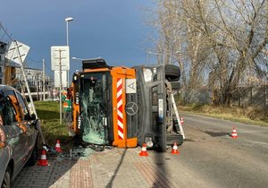 Nehoda vozu Pražských služeb v Horoměřicích. (2. ledna 2023)