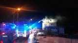 Požár zachvátil dům v Praze 6: Hořela střecha, osm lidí před plameny prchlo do bezpečí