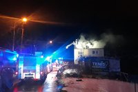 Požár zachvátil dům v Praze 6: Hořela střecha, osm lidí před plameny prchlo do bezpečí