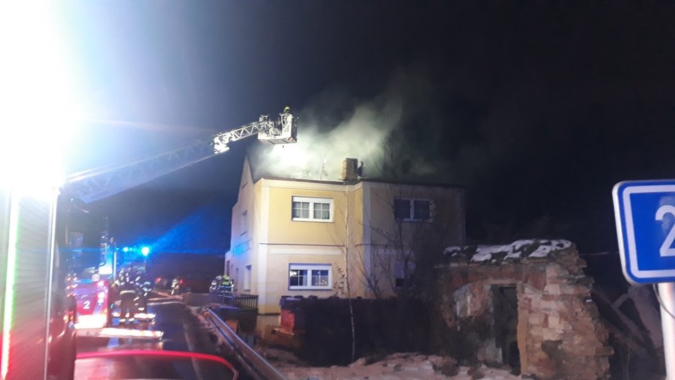 Požár domu v Horoměřické ulici v Praze, 18. ledna 2021.