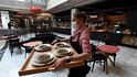 Pražská restaurace Červený jelen po zmírnění protikoronavirových opatření hostům otevřela vnitřní prostory (31. 5. 2021)
