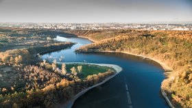 Letecký pohled na vodní nádrž Hostivař. Vznikla snad na jejím dně historicky vůbec první zmínka o Praze? (ilustrační foto)