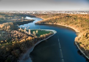 Letecký pohled na vodní nádrž Hostivař. Vznikla snad na jejím dně historicky vůbec první zmínka o Praze? (ilustrační foto)