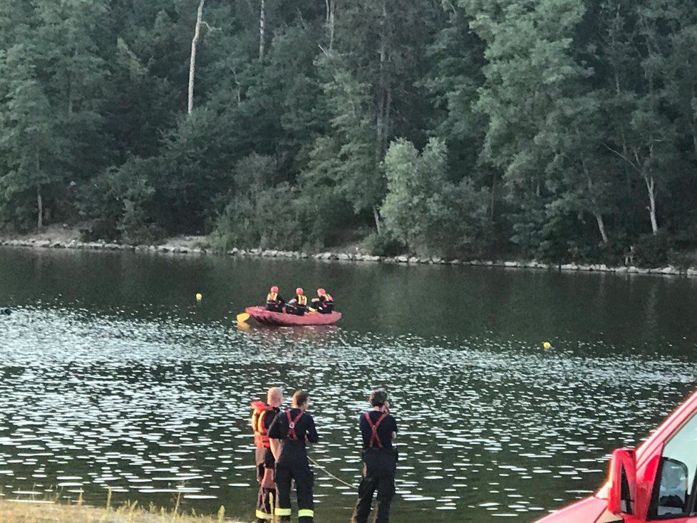 Ve čtvrtek večer hledali policisté muže. Měl skočit do vody Hostivařské nádrže a již nevyplaval.