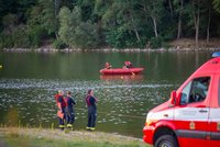 Skočil do vody, a už nevyplaval: Na Hostivařské přehradě policisté hledají tělo plavce