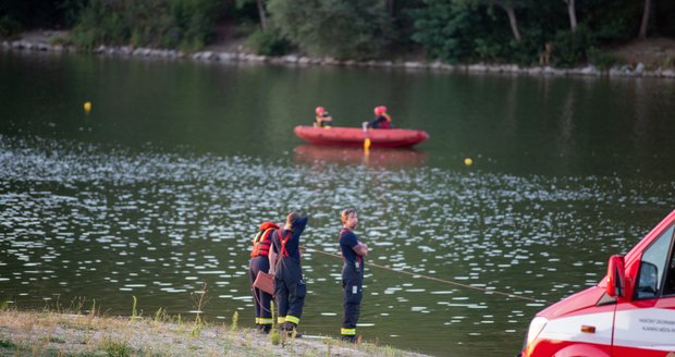 Ve čtvrtek večer hledali policisté muže. Měl skočit do vody Hostivařské nádrže a již nevyplaval.