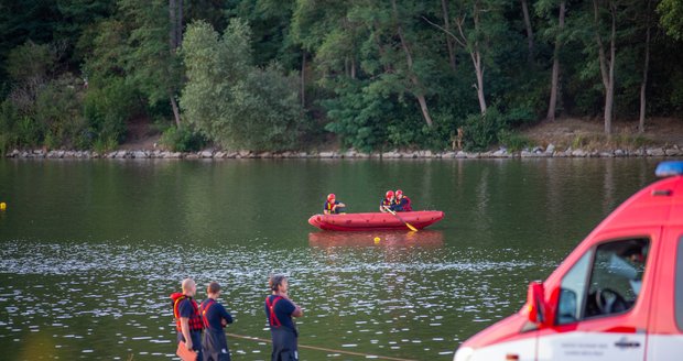 Skočil do vody, a už nevyplaval: Na Hostivařské přehradě policisté hledají tělo plavce