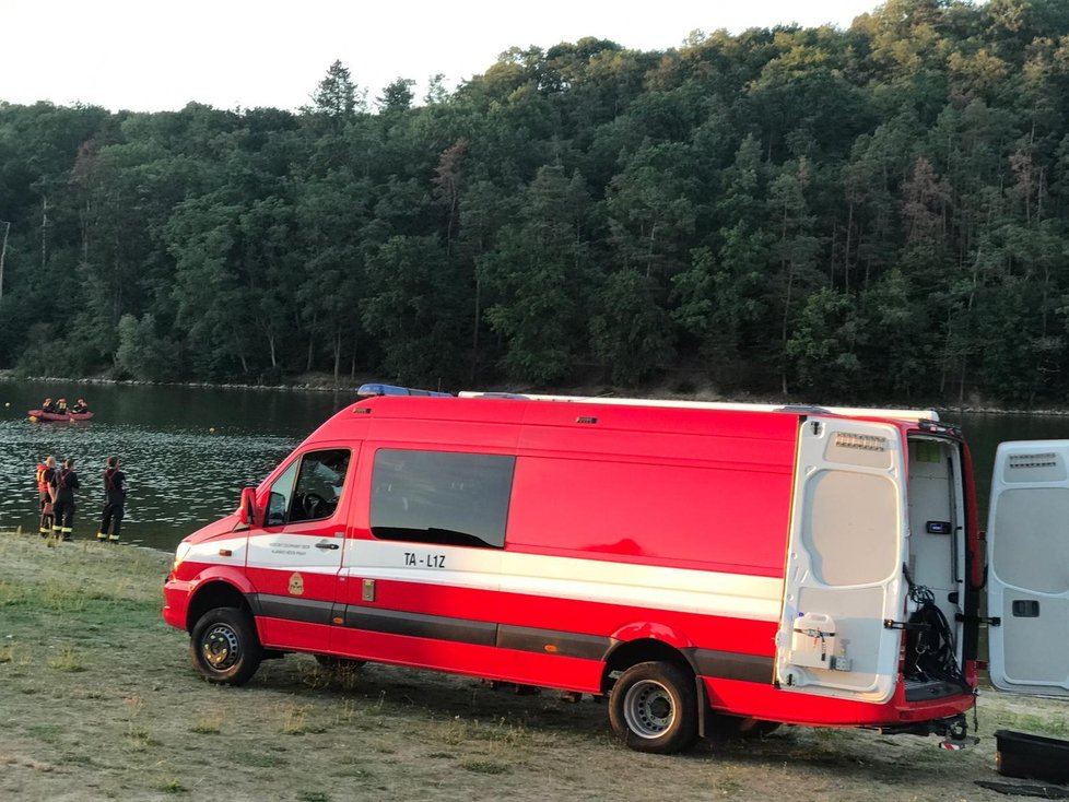 Ve čtvrtek večer hledali policisté muže. Měl skočit do vody Hostivařské nádrže a již nevyplaval.