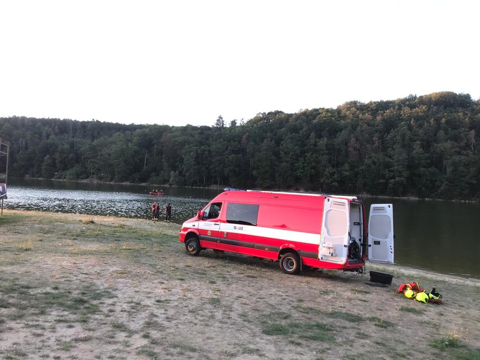 Ve čtvrtek večer hledali policisté muže. Měl skočit do vody Hostivařské nádrže a již nevyplaval.