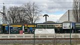 Tragédie v Hostivaři: Vlak na nádraží srazil ženu, zemřela
