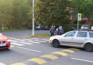 Auta nedbají na to, že se na přechodu pohybují děti ze škol. Doupovská je podle žáků nejnebezpečnější.