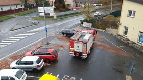 V Hostivicích u Prahy někdo prorazil nádrže u několika aut.