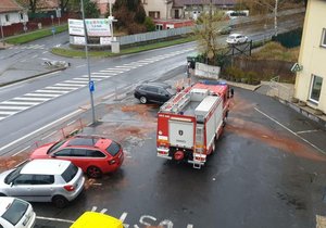V Hostivicích u Prahy někdo prorazil nádrže u několika aut.