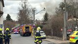 Neštěstí v Hostivici na Štědrý den: Dům v plamenech a výbuchy?! Hasiči vyhlásili druhý stupeň poplachu