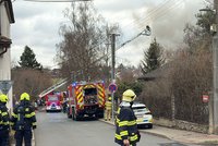 Neštěstí v Hostivici na Štědrý den: Dům v plamenech a výbuchy?! Hasiči vyhlásili druhý stupeň poplachu